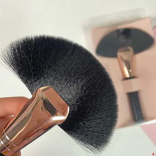 Blush-and-fix-powder-brush-dispenser-new-model-code-g4324
