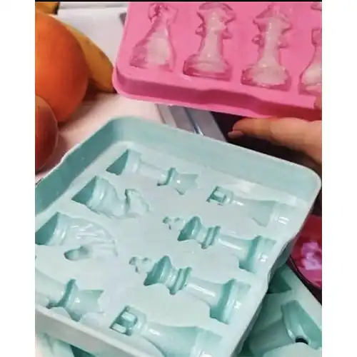 8-Cube Chess Silicone Ice Tray – Flexible & Durable