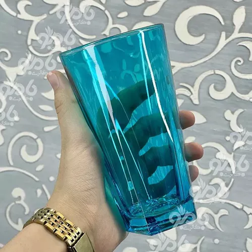 Distribution- of- tall- glasses- in- six- colors-, single- and- large