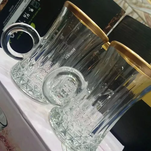 Single- and large-sized-gold-lip-slow-glass-distribution