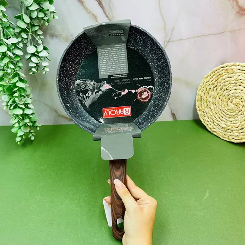 Single-handled, single-and-large, frying pan