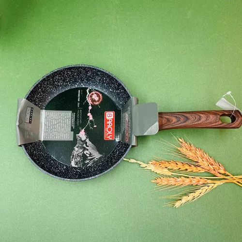 Single-handled, single-and-large, frying pan