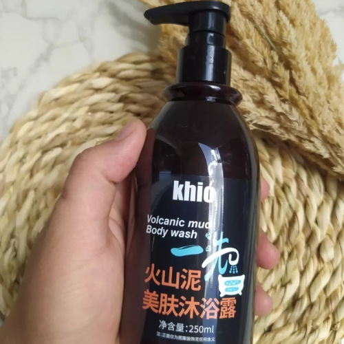 خرید شاور ژل سفید کننده بدن خاکستر آتشفشان برند KHIO تک و عمده کدZ1783