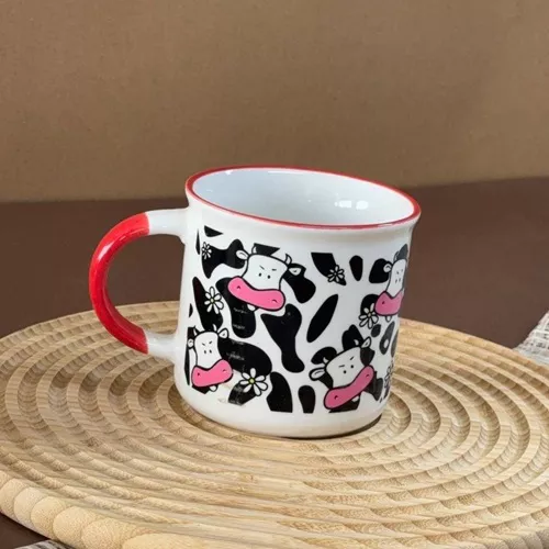 Ceramic-mug-with-a-single-and-large-design