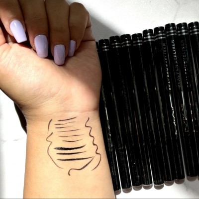 خط چشم ماژیکی اورجینال M·A·C (مدل Eye Pencil / Eye Kohl) | رنگدانه غلیظ و ماندگار، بافت نرم و کرمی، قابل استفاده در خط آب‌ی چشم، مناسب برای انواع پوست‌های حساس و استفاده‌کنندگان از لنز، ۱.۴۵ گرم  تک وعمده کد b369
