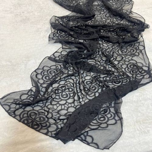 شال ابریشم مشکی مجلسی اورگانزا خامه دوزی طرح گل درشت