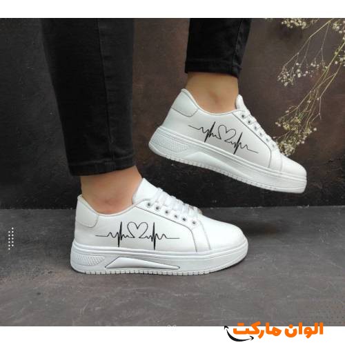 Women's sports shoes with a curtain and a heel