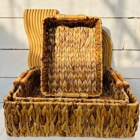 Basket-of-bread-with-a-wicker-code-z394