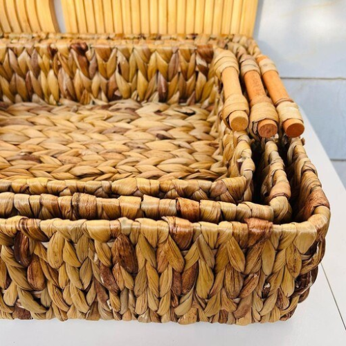 Basket-of-bread-with-a-wicker-code-z394